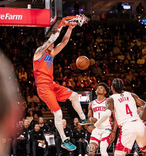 “小波特反击迅速突破，巧妙晃防后上篮得手，已拿下31分”